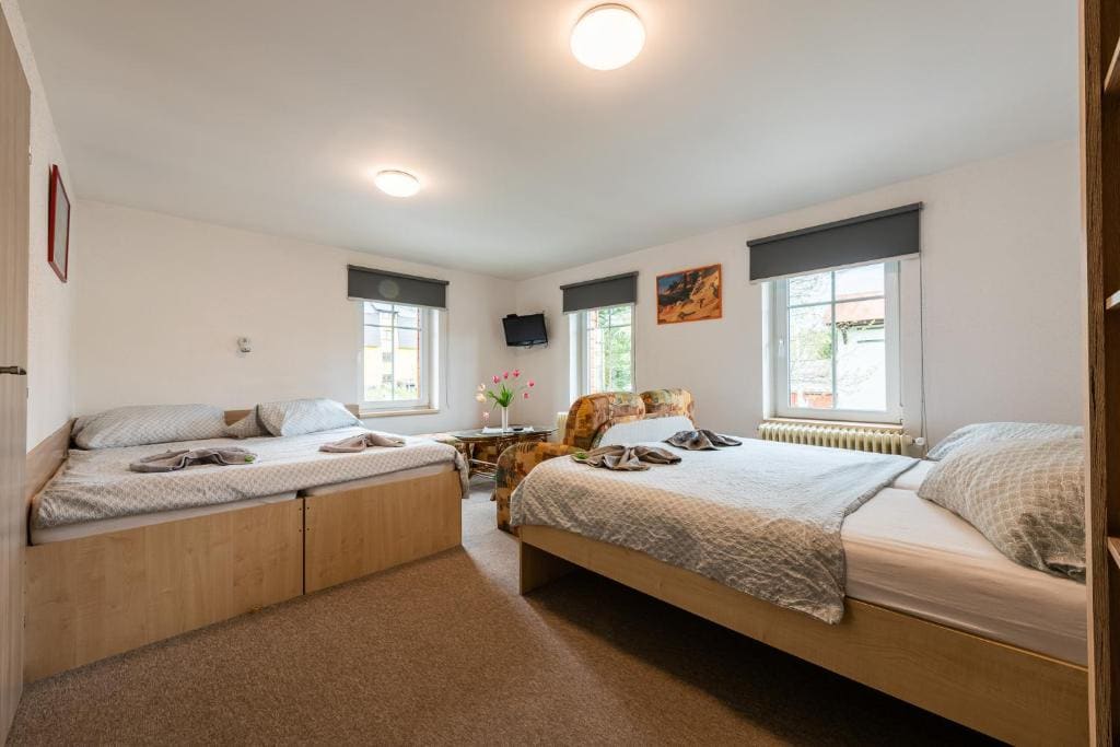 Quadruple Room with Private Bathroom room - Image 2