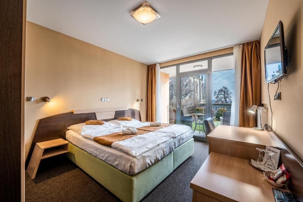 Deluxe Double or Twin Room with Balcony room - Image 3