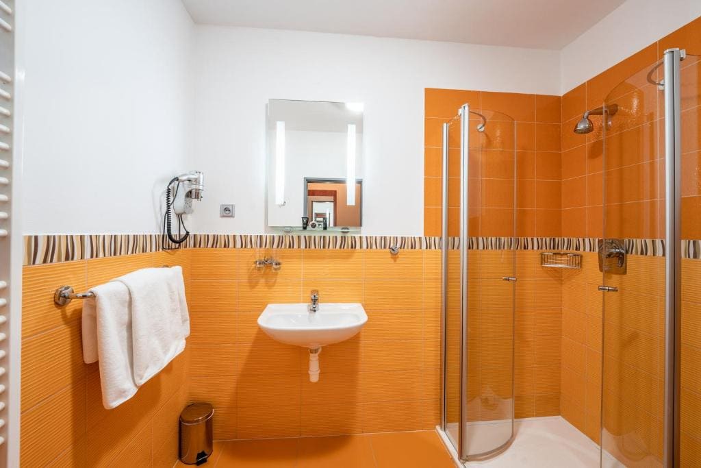 Standard Double or Twin Room room - Image 3