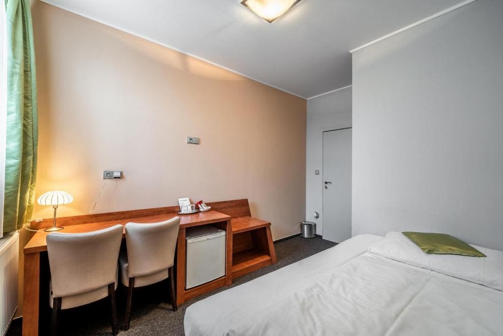 Standard Family Room room - Image 2
