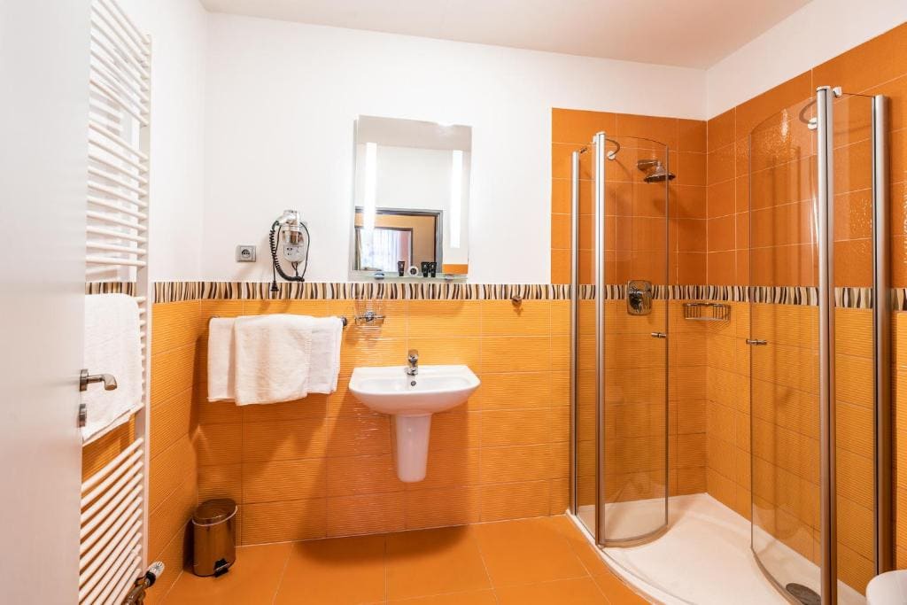 Standard Family Room room - Image 3