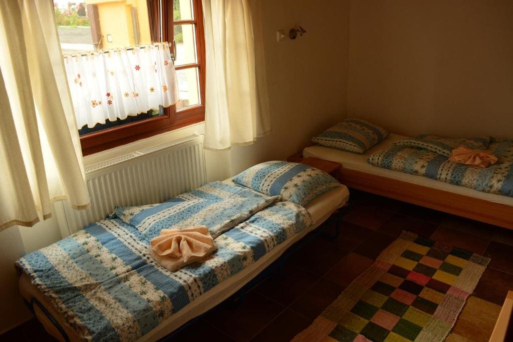 Single Room with Bathroom room - Image 3