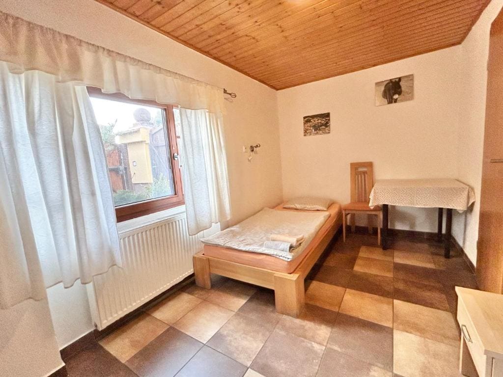 Single Room with Bathroom room - Image 2