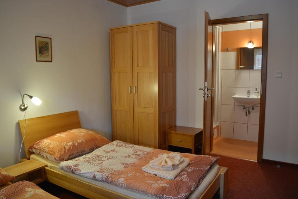 Twin Room with Private Bathroom room - Image 2