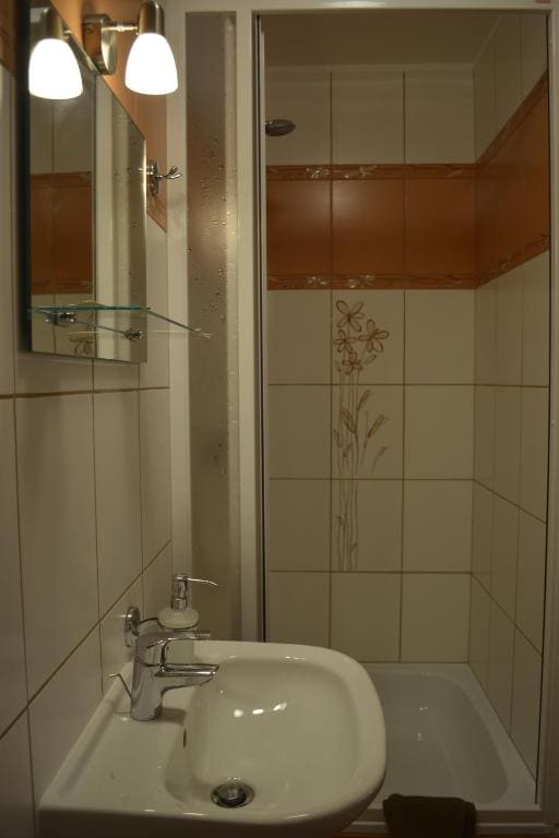 Twin Room with Private Bathroom room - Image 3