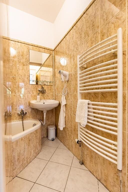 One-Bedroom Suite room - Image 3