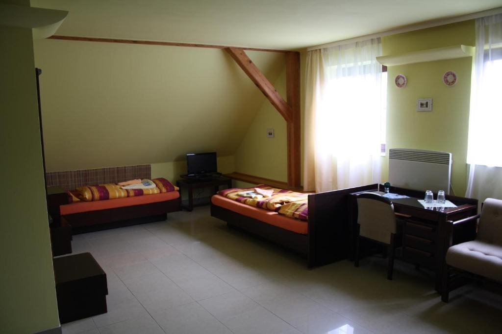 Classic Quadruple Room room - Image 2