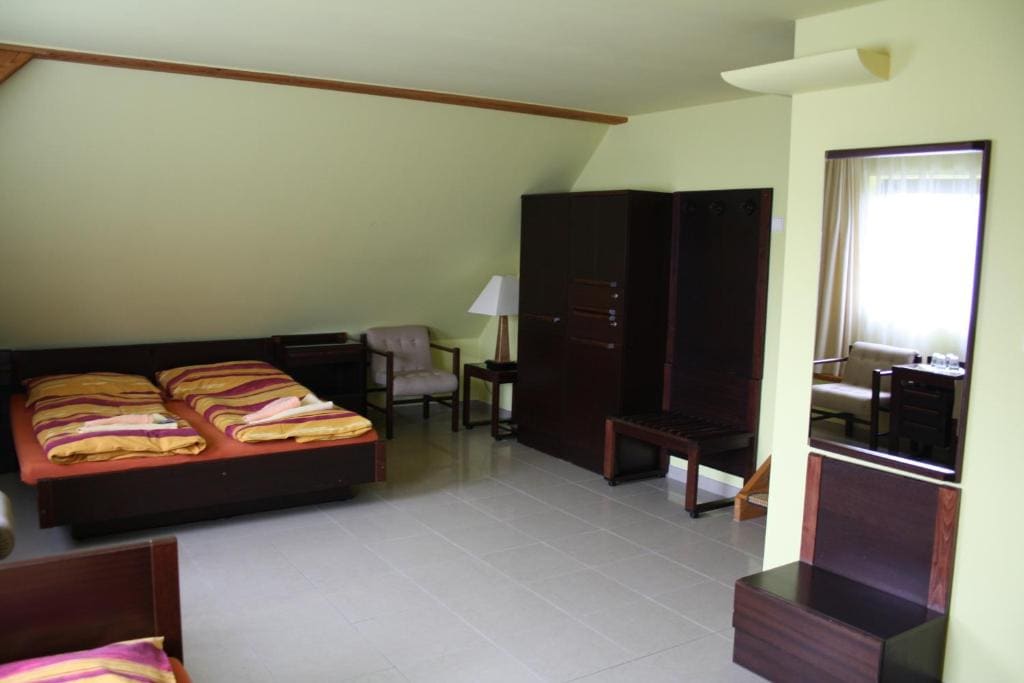 Classic Quadruple Room room - Image 3