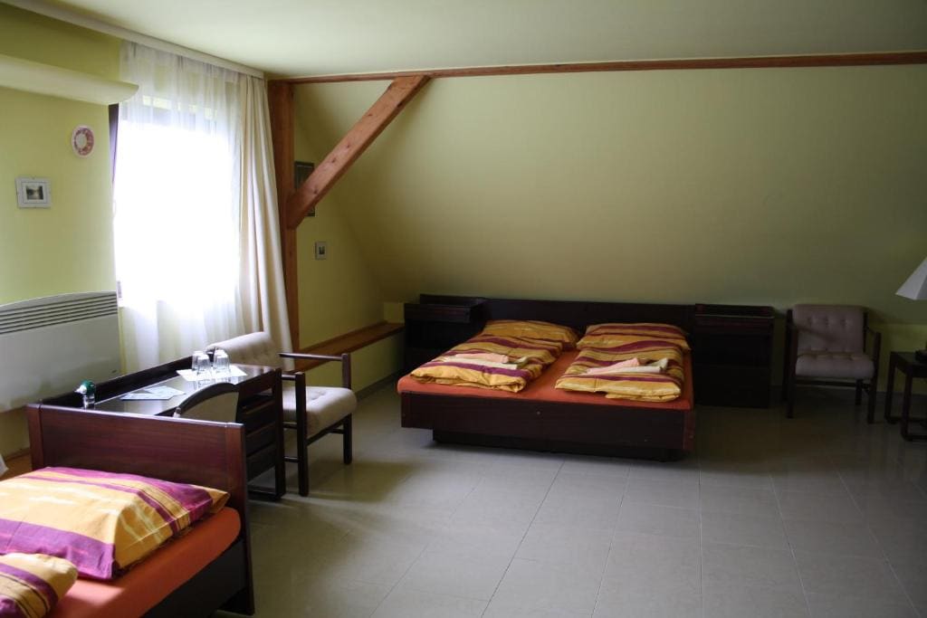 Classic Quadruple Room room - Image 1