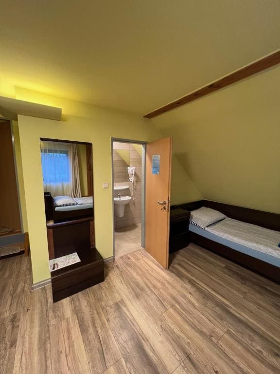 Quadruple Room with Private Bathroom room - Image 3