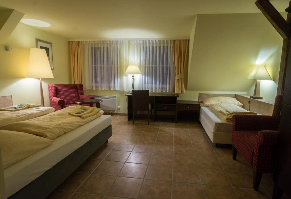 Quadruple Room with Private Bathroom room - Image 1