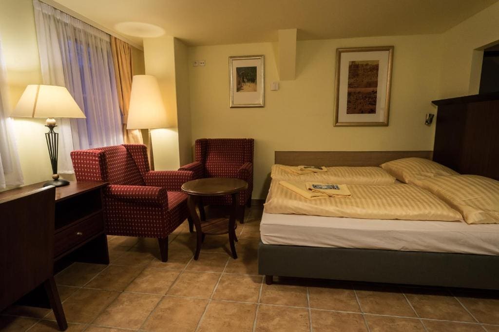 Standard Quadruple Room room - Image 1