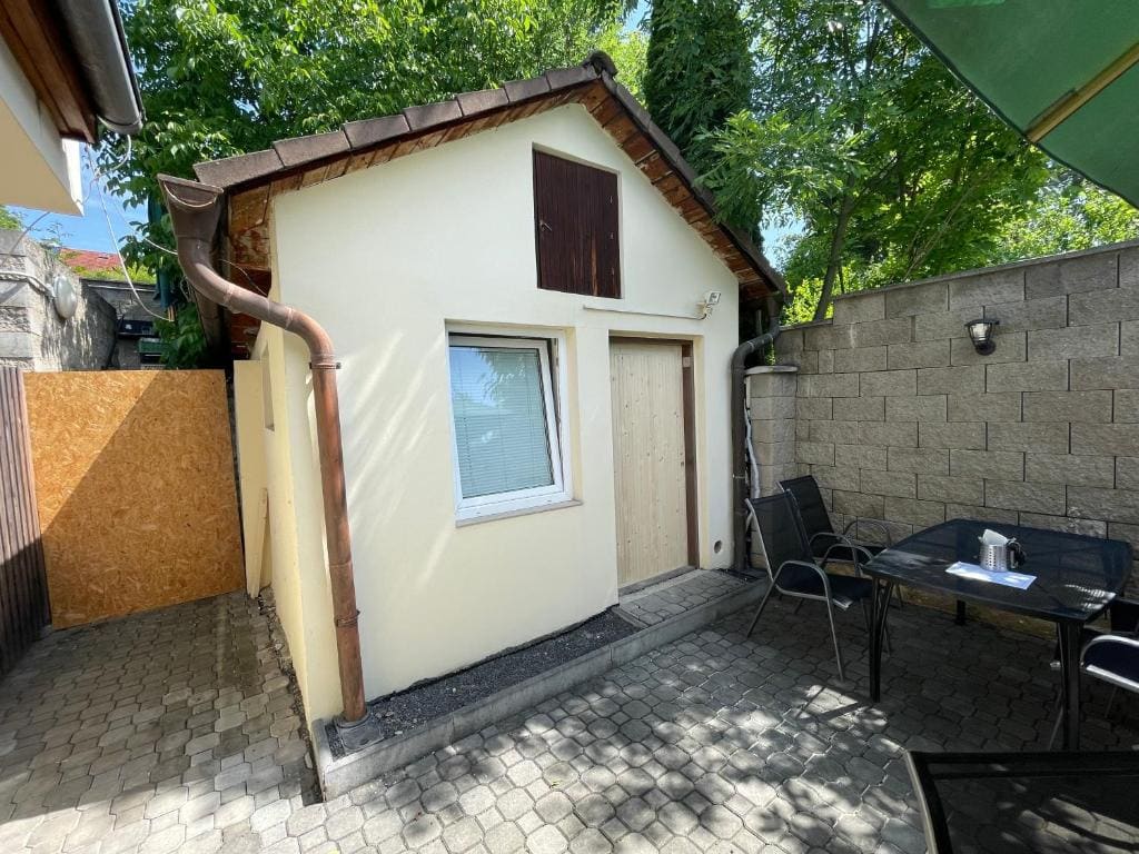 Bungalow room - Image 1