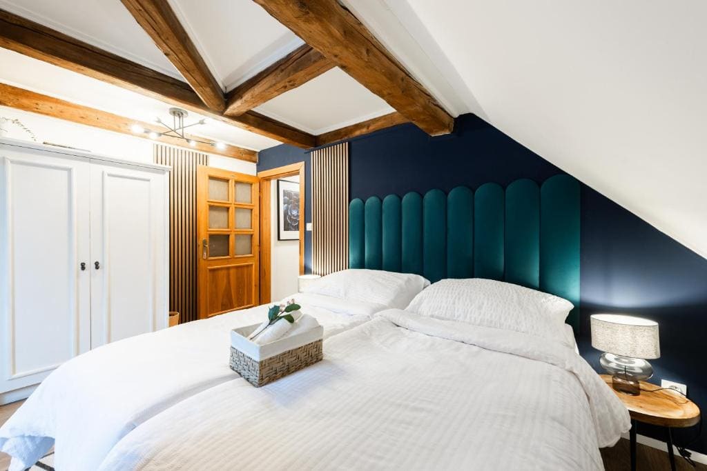 Double Room with Shared Bathroom room - Image 2