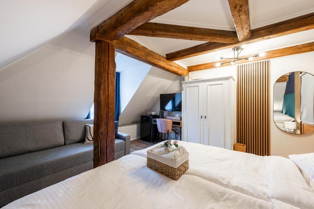 Double Room with Shared Bathroom room - Image 3