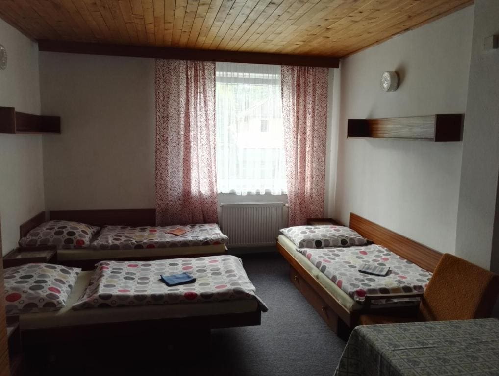 Family Room with Shared Bathroom room - Image 1