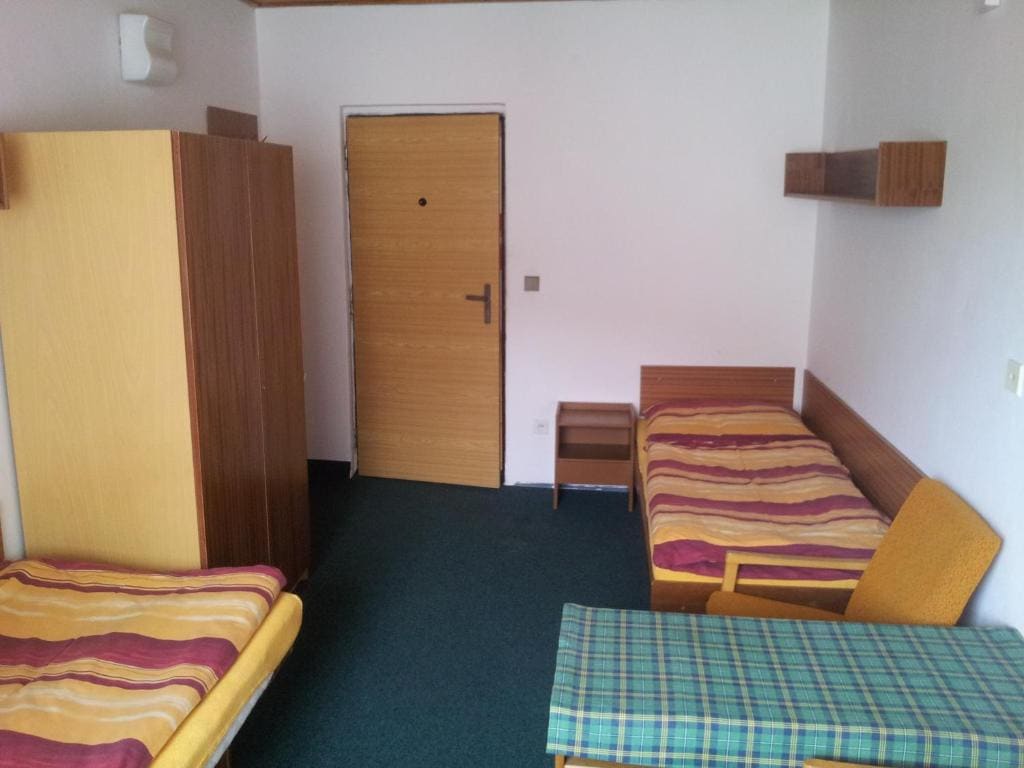 Triple Room with Shared Bathroom room - Image 3