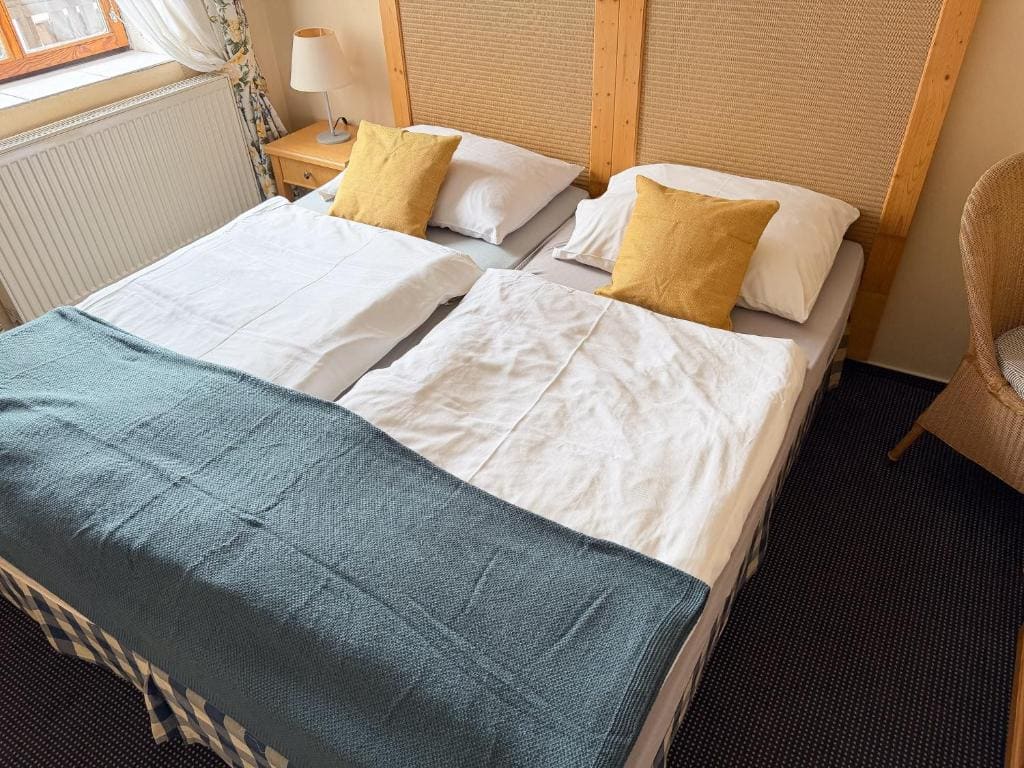 Double Room with Shared Bathroom room - Image 3