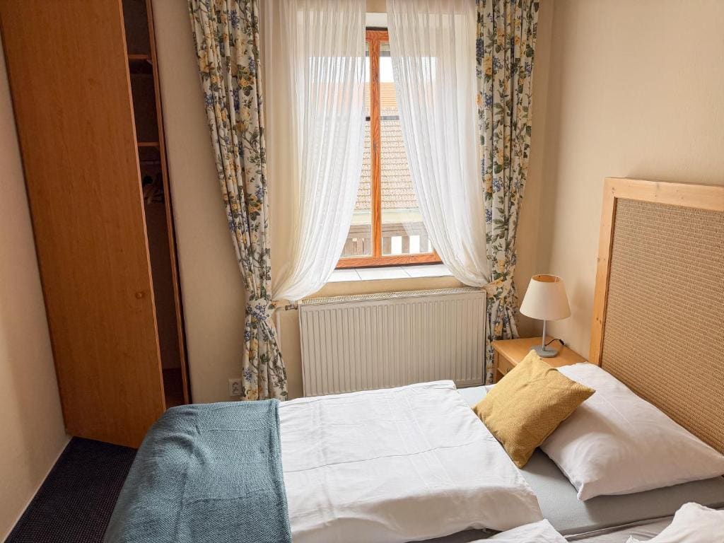 Double Room with Shared Bathroom room - Image 2