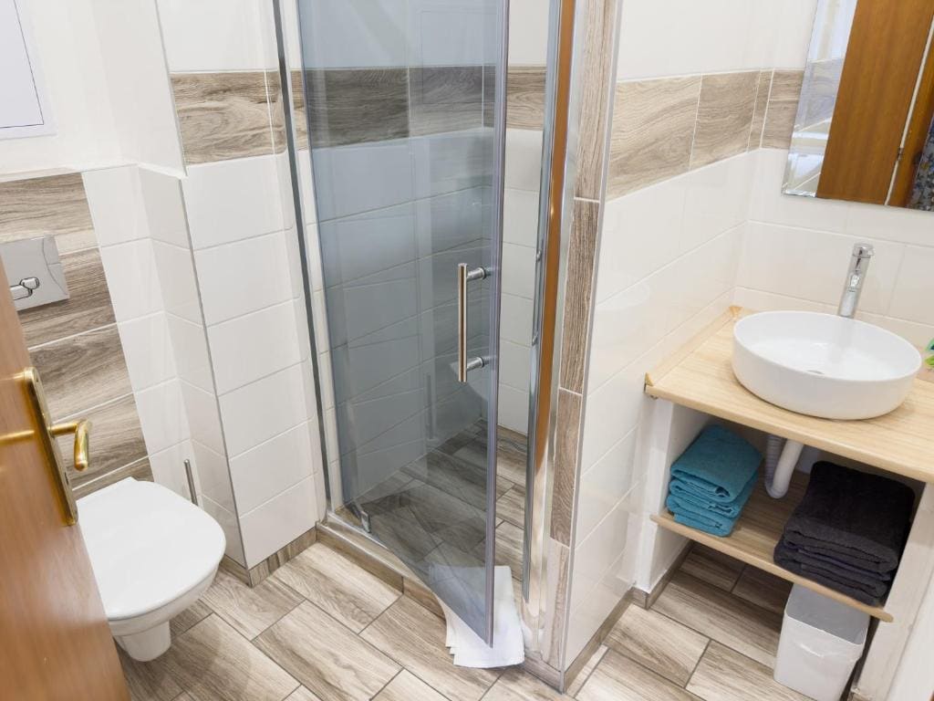 Quadruple Room with Private Bathroom room - Image 1