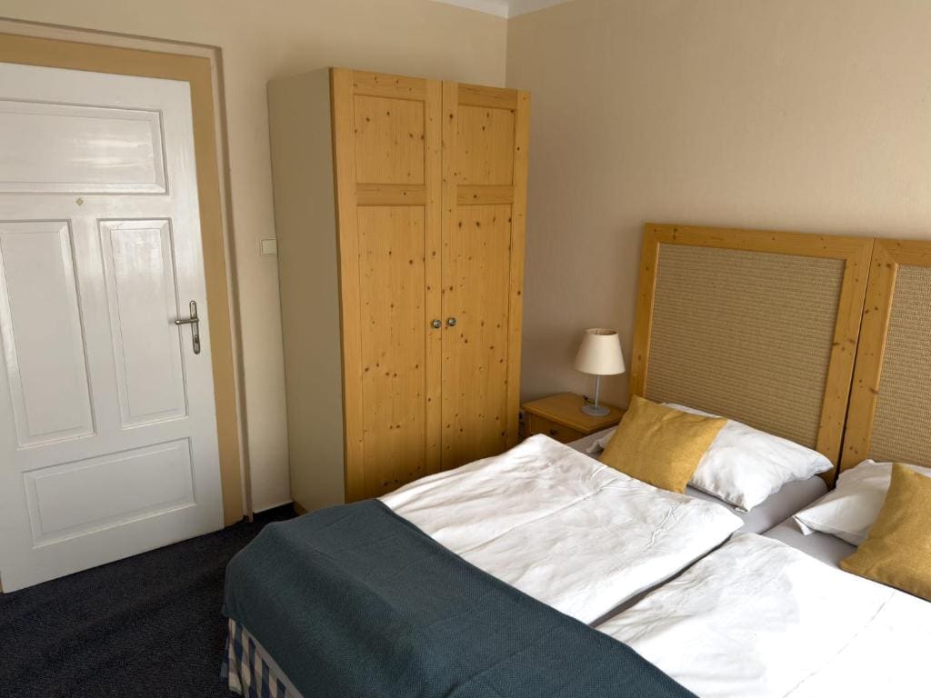 Standard Double Room with Shared Bathroom room - Image 3