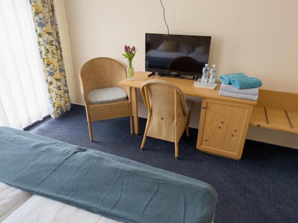 Standard Double Room with Shared Bathroom room - Image 2
