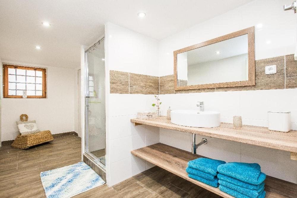 Two-Bedroom Apartment with Terrace room - Image 1