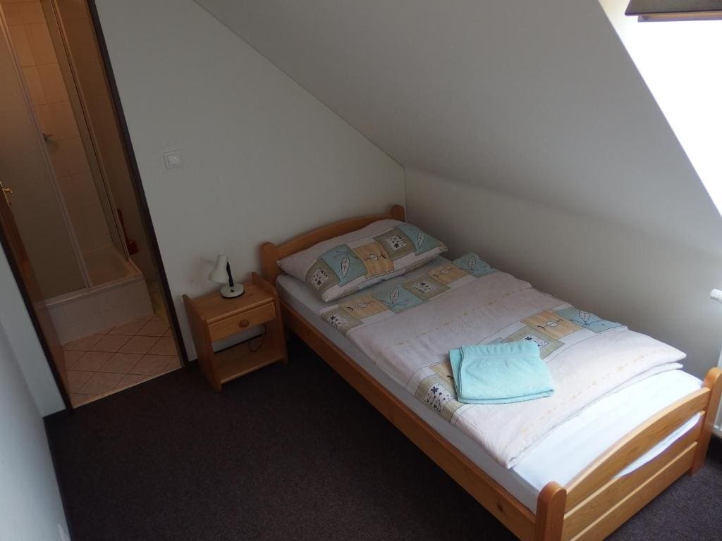 Single Room with Bathroom room - Image 3