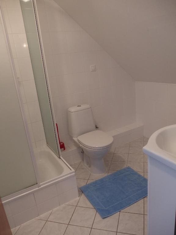 Single Room with Bathroom room - Image 2