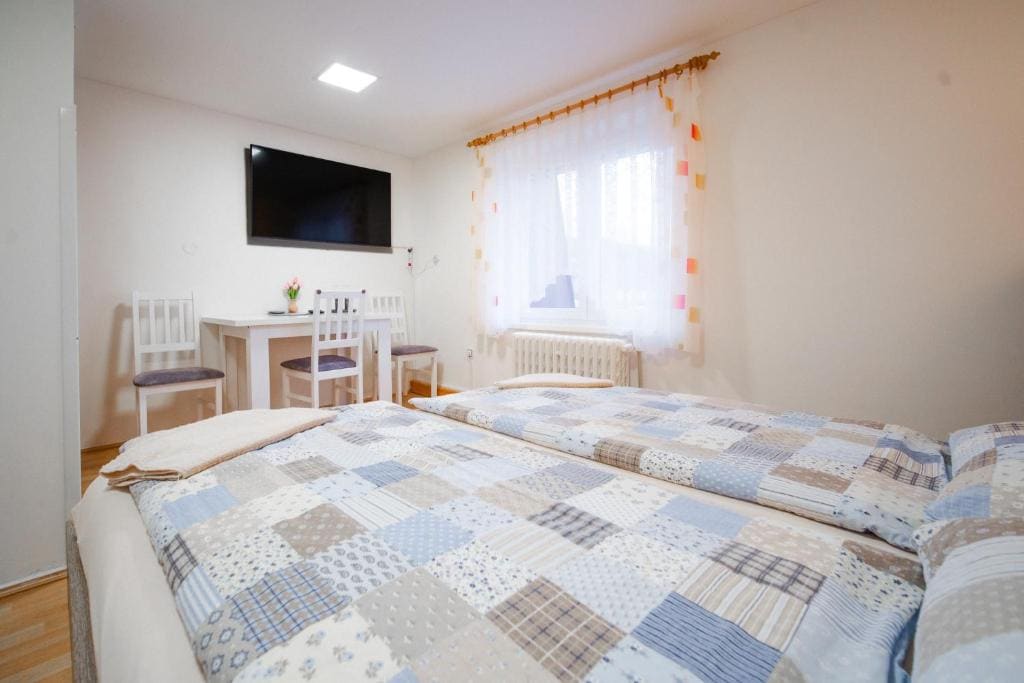 Family Room with Private Bathroom room - Image 3