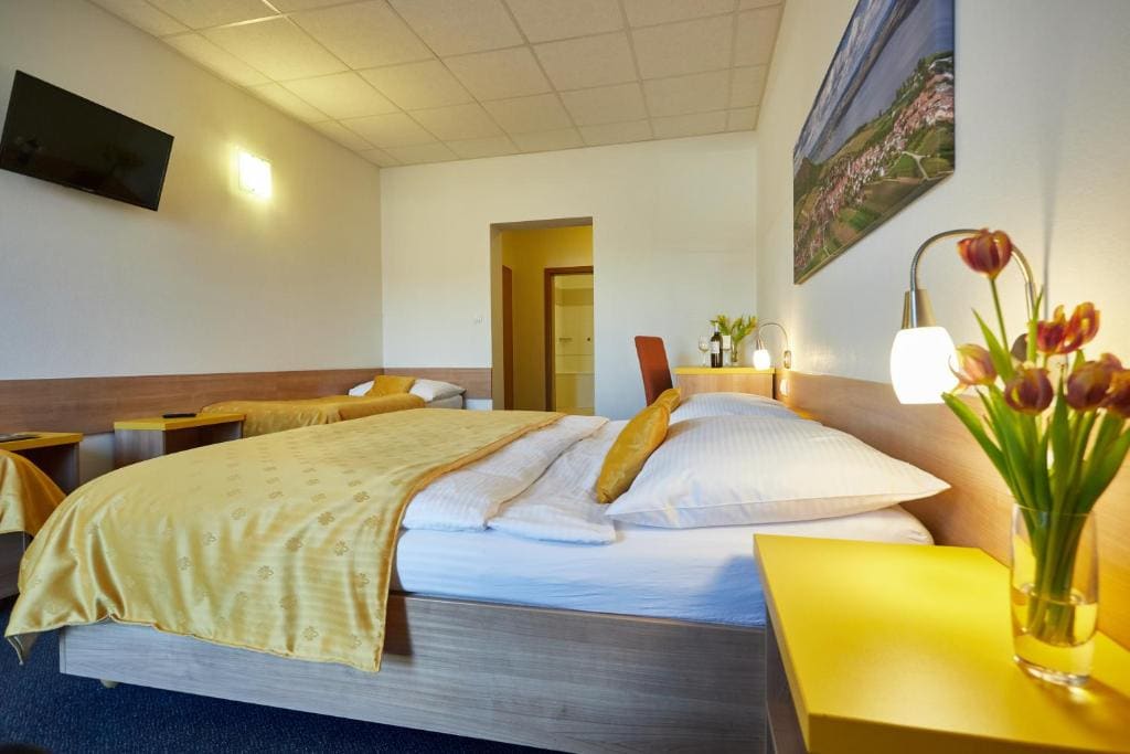 Quadruple Room with Bath room - Image 3