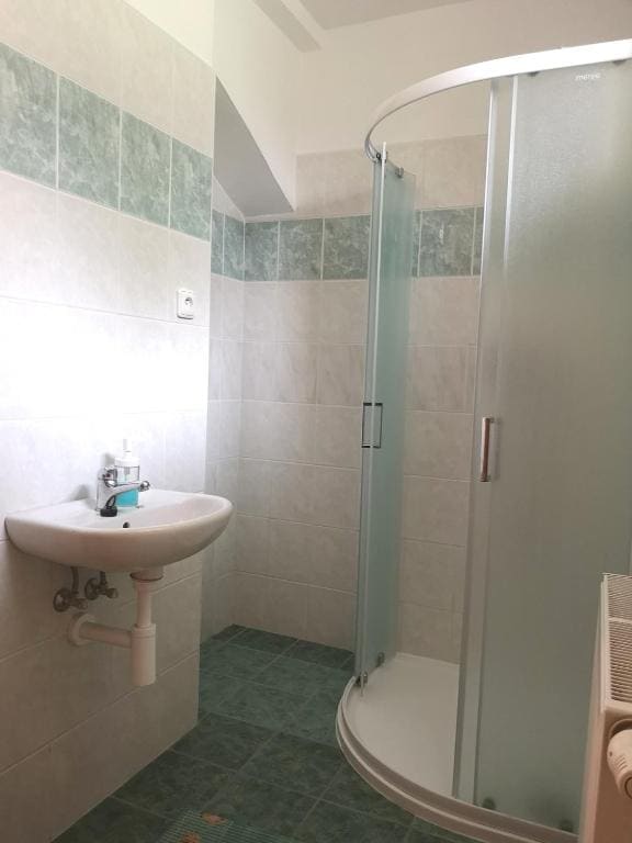 Standard Twin Room with Shared Bathroom room - Image 1