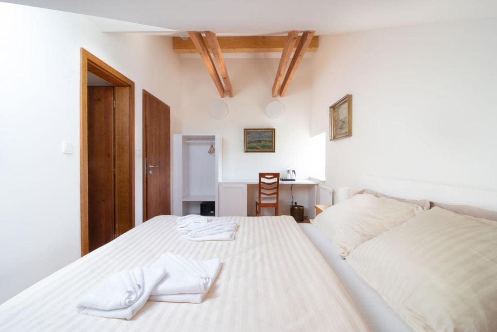 Double Room with Private Bathroom room - Image 1