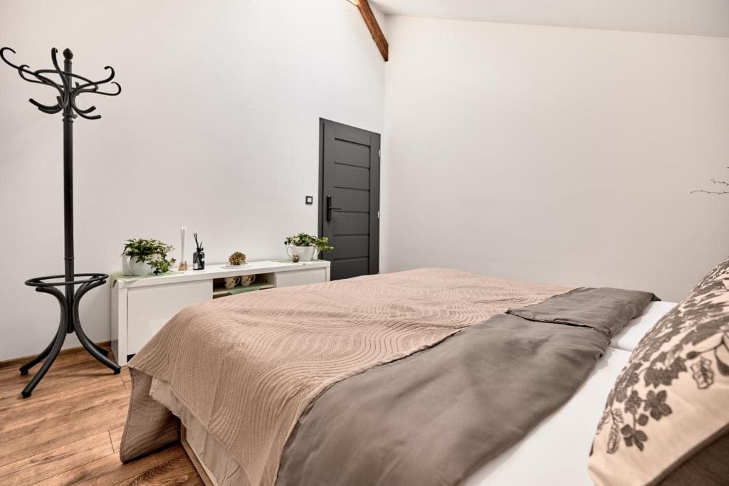 Double Room with Shared Bathroom room - Image 3