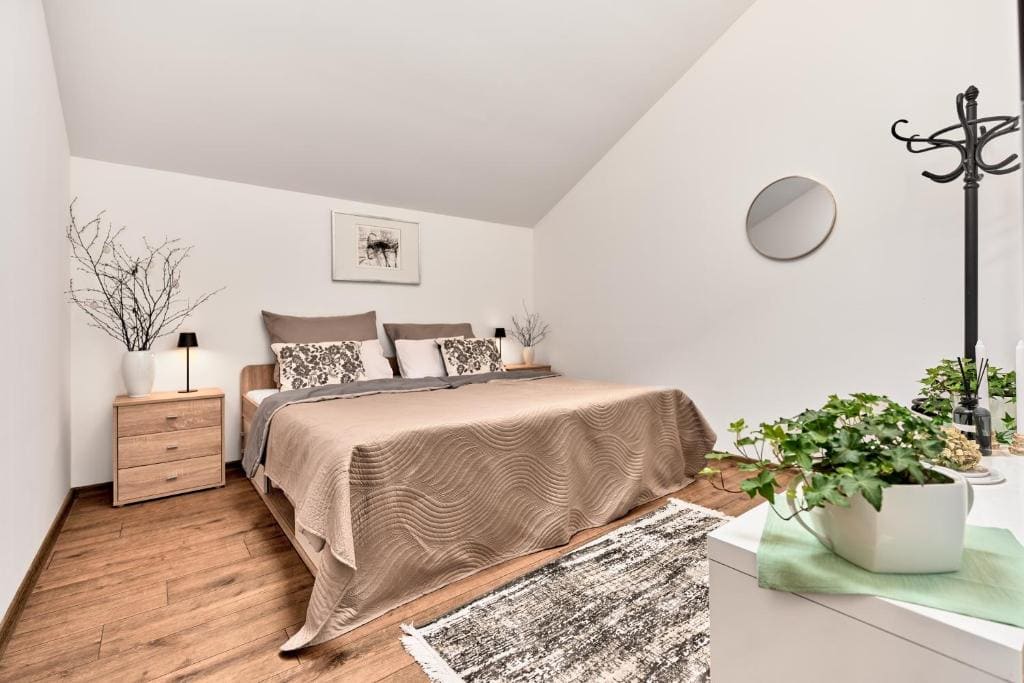 Double Room with Shared Bathroom room - Image 2
