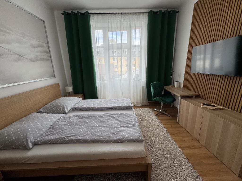 Deluxe Double Room with Shower room - Image 2