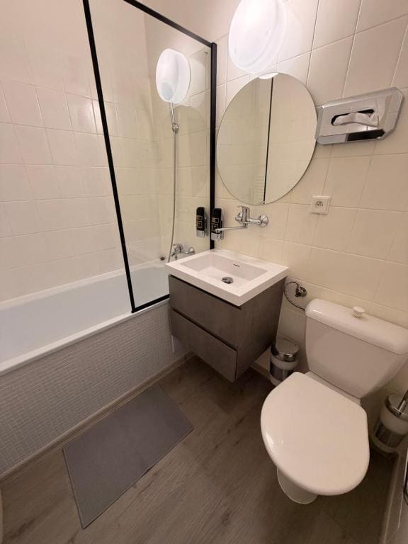Deluxe Double Room with Shower room - Image 3