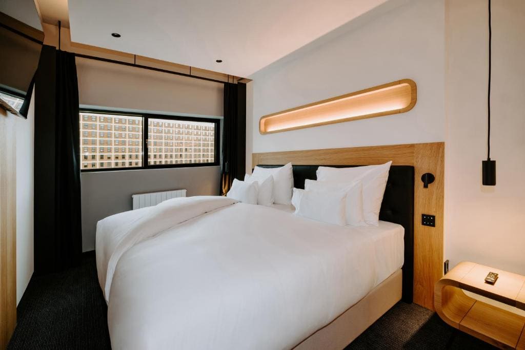 Double Room with Extra Bed room - Image 2