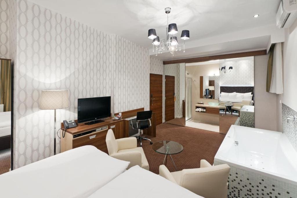 Royal Club Double Deluxe Room with Spa Bath room - Image 1