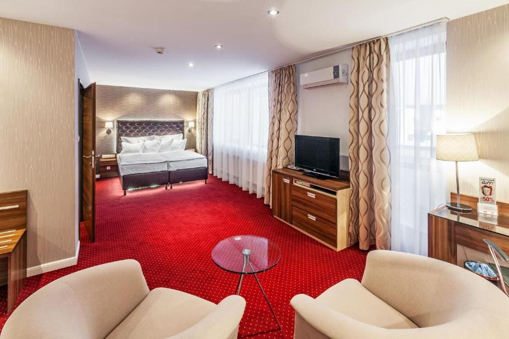 Deluxe Double room with Spa Bath and Terrace room - Image 3