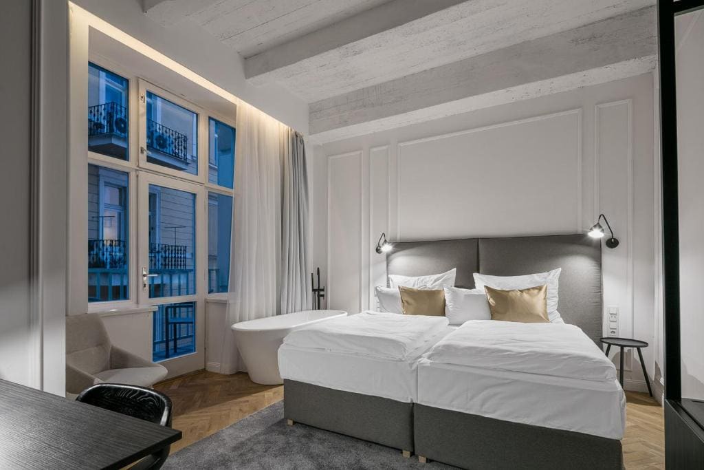 Deluxe Suite room - Image 3