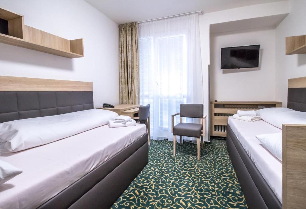 Deluxe Twin Room room - Image 3
