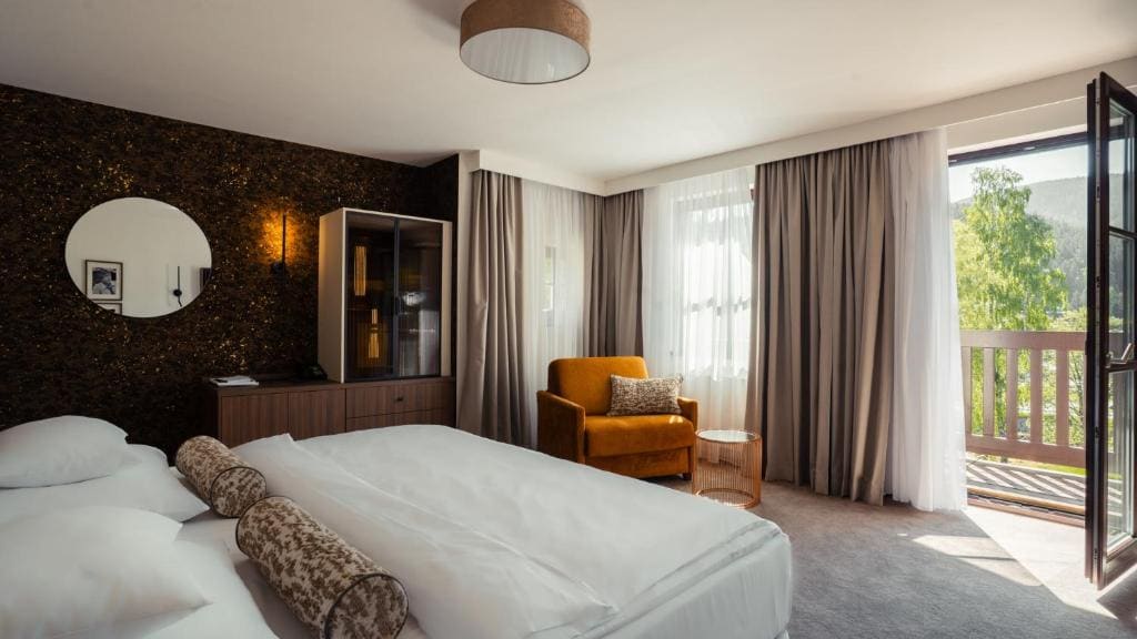 Deluxe Double Room with Balcony room - Image 3