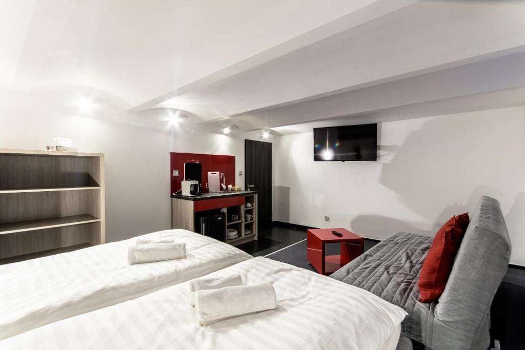 King Studio with Sofa Bed room - Image 3