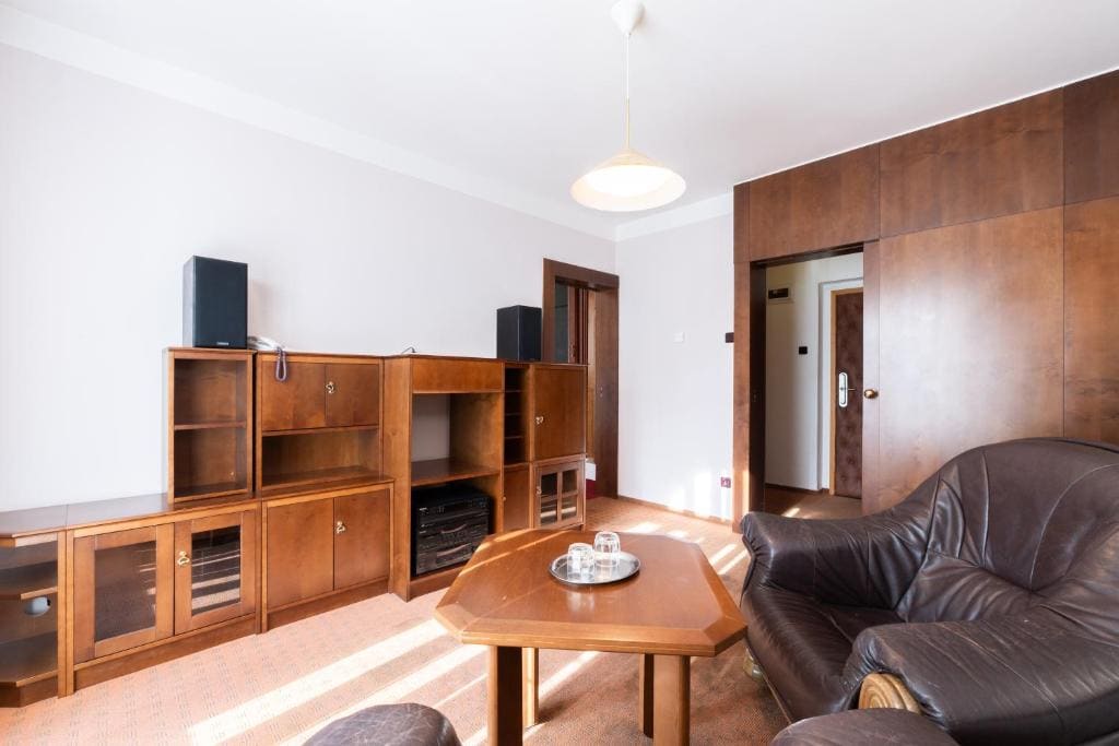 One-Bedroom Apartment room - Image 1