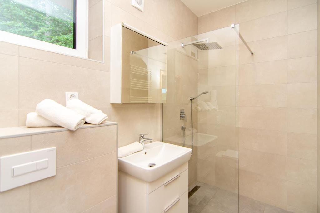 Two-Bedroom Apartment with Lake View room - Image 3
