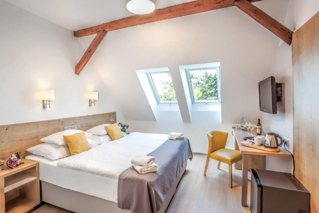 Superior Triple Room room - Image 1