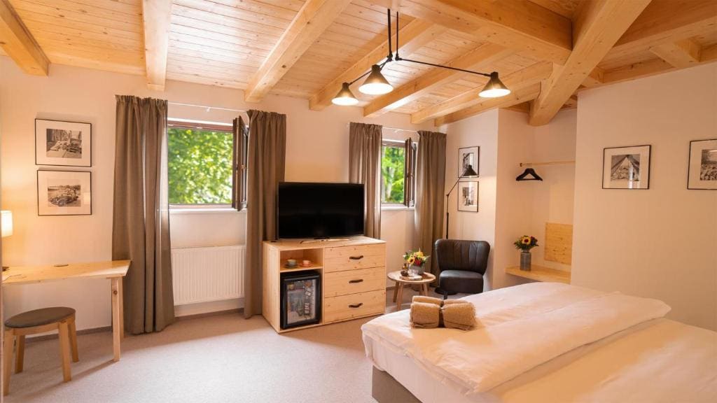 Deluxe Double or Twin Room room - Image 2