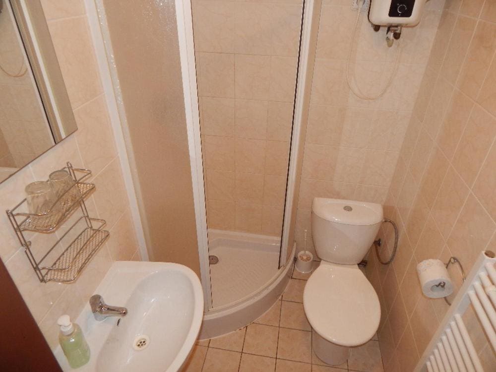 Twin Room with Shower room - Image 1