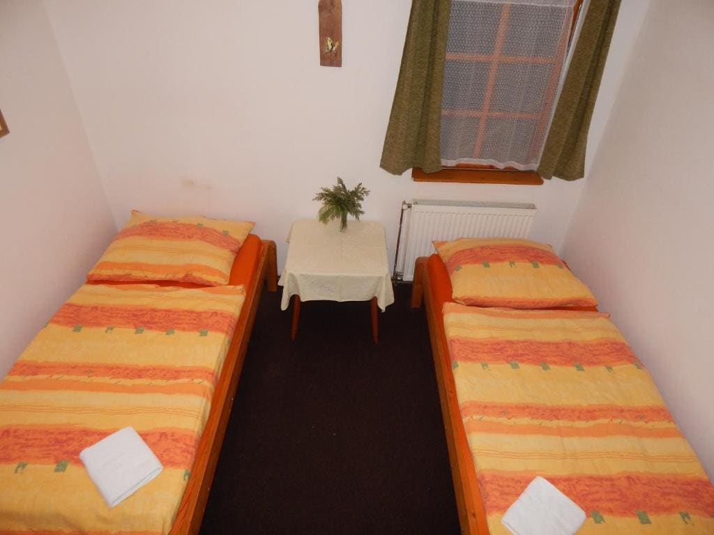 Twin Room with Shower room - Image 2